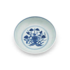 A SMALL BLUE AND WHITE MING-STYLE ‘LOTUS BOUQUET’ DISH