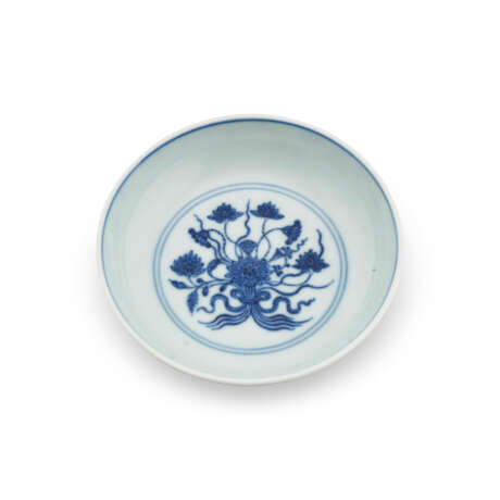 A SMALL BLUE AND WHITE MING-STYLE ‘LOTUS BOUQUET’ DISH - Foto 1