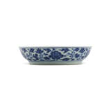 A SMALL BLUE AND WHITE MING-STYLE ‘LOTUS BOUQUET’ DISH - Foto 2