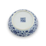 A SMALL BLUE AND WHITE MING-STYLE ‘LOTUS BOUQUET’ DISH - фото 3