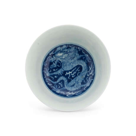 A REVERSE-DECORATED BLUE AND WHITE ‘DRAGON’ BOWL - Foto 3