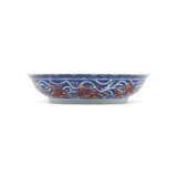 AN UNDERGLAZE BLUE AND IRON-RED DECORATED ‘DRAGON’ DISH - photo 2