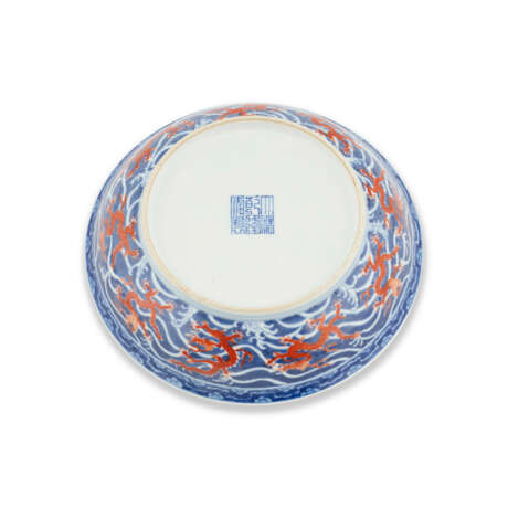 AN UNDERGLAZE BLUE AND IRON-RED DECORATED ‘DRAGON’ DISH - Foto 3