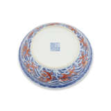 AN UNDERGLAZE BLUE AND IRON-RED DECORATED ‘DRAGON’ DISH - photo 3