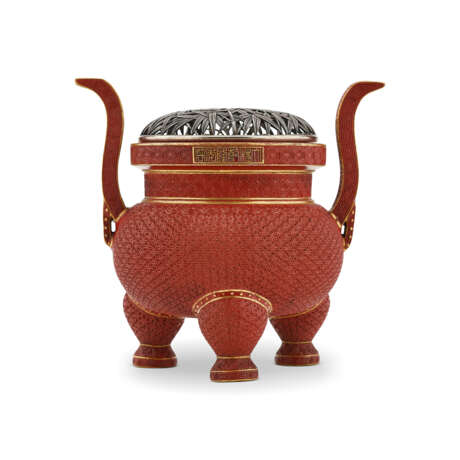 A VERY RARE ENAMELLED AND GILT-DECORATED SIMULATED ‘CINNABAR LACQUER’ TRIPOD CENSER - Foto 1