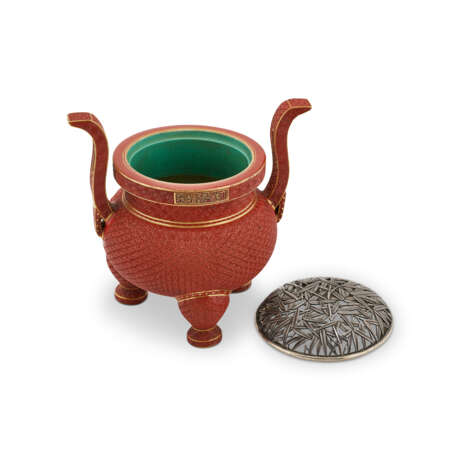 A VERY RARE ENAMELLED AND GILT-DECORATED SIMULATED ‘CINNABAR LACQUER’ TRIPOD CENSER - Foto 5