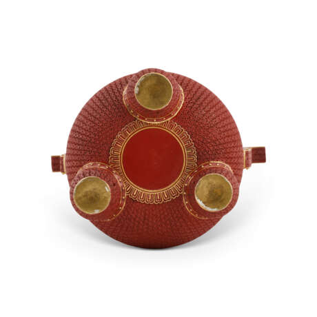 A VERY RARE ENAMELLED AND GILT-DECORATED SIMULATED ‘CINNABAR LACQUER’ TRIPOD CENSER - Foto 6