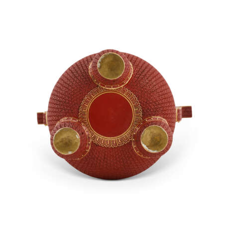 A VERY RARE ENAMELLED AND GILT-DECORATED SIMULATED ‘CINNABAR LACQUER’ TRIPOD CENSER - photo 6