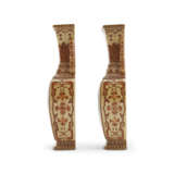 A RARE PAIR OF IRON-RED DECORATED FAMILLE ROSE CAFÉ-AU-LAIT GROUND WALL VASES - фото 2