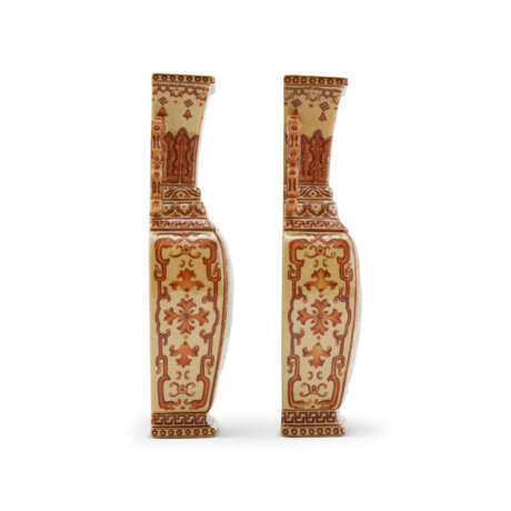A RARE PAIR OF IRON-RED DECORATED FAMILLE ROSE CAFÉ-AU-LAIT GROUND WALL VASES - Foto 4