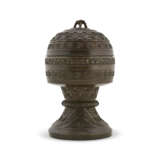 A BRONZE ARCHAISTIC STEM BOWL AND COVER, DOU - Foto 1