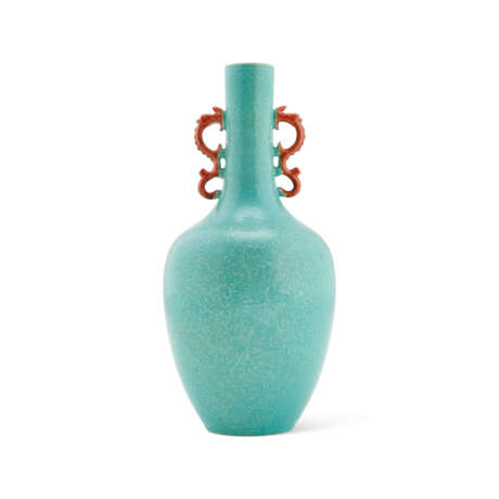 A TURQUOISE-ENAMELLED IRON-RED AND GILT AND SLIP DECORATED HANDLED VASE - фото 2