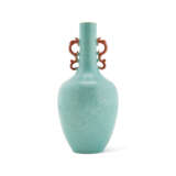 A TURQUOISE-ENAMELLED IRON-RED AND GILT AND SLIP DECORATED HANDLED VASE - фото 2