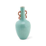 A TURQUOISE-ENAMELLED IRON-RED AND GILT AND SLIP DECORATED HANDLED VASE - фото 3