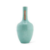 A TURQUOISE-ENAMELLED IRON-RED AND GILT AND SLIP DECORATED HANDLED VASE - Foto 4