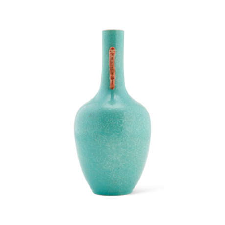 A TURQUOISE-ENAMELLED IRON-RED AND GILT AND SLIP DECORATED HANDLED VASE - фото 4
