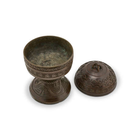 A BRONZE ARCHAISTIC STEM BOWL AND COVER, DOU - фото 4
