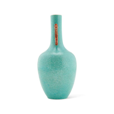 A TURQUOISE-ENAMELLED IRON-RED AND GILT AND SLIP DECORATED HANDLED VASE - Foto 5