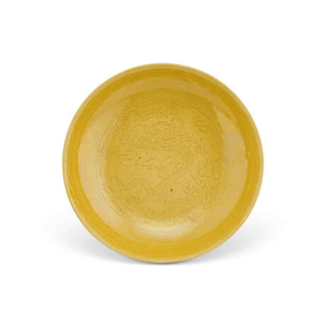AN INCISED YELLOW-ENAMELLED 'DRAGON' DISH - фото 1