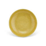 AN INCISED YELLOW-ENAMELLED 'DRAGON' DISH - Foto 1