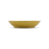 AN INCISED YELLOW-ENAMELLED 'DRAGON' DISH - Foto 2