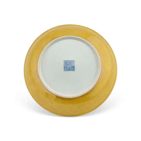 AN INCISED YELLOW-ENAMELLED 'DRAGON' DISH - фото 3