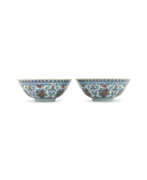 Daoguang period. A PAIR OF DOUCAI ‘FLORAL’ BOWLS