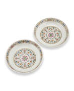 Daoguang-Periode. A PAIR OF YELLOW-GROUND FAMILLE ROSE ‘LOTUS’ DISHES
