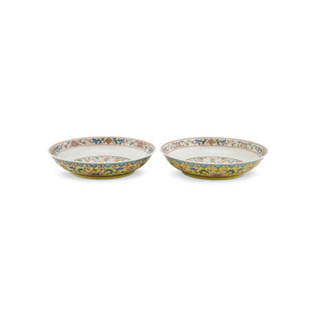 A PAIR OF YELLOW-GROUND FAMILLE ROSE ‘LOTUS’ DISHES - фото 2