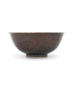 Tongzhi-Periode. AN AUBERGINE-GLAZED INCISED ‘DRAGON’ BOWL
