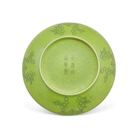 A RARE LIME-GREEN ENAMELLED INCISED ‘DRAGON’ DISH - Foto 2