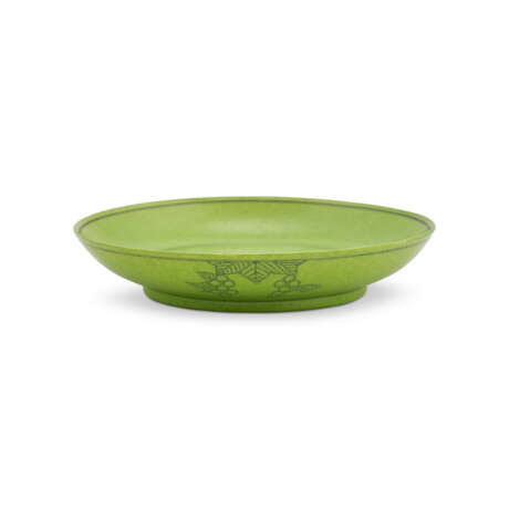 A RARE LIME-GREEN ENAMELLED INCISED ‘DRAGON’ DISH - Foto 3