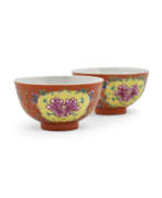 Guangxu-Periode. TWO ENAMELLED CORAL-GROUND FAMILLE ROSE ‘PEONY’ BOWLS