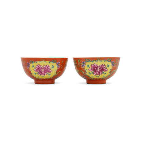 TWO ENAMELLED CORAL-GROUND FAMILLE ROSE ‘PEONY’ BOWLS - photo 2