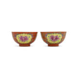 TWO ENAMELLED CORAL-GROUND FAMILLE ROSE ‘PEONY’ BOWLS - фото 2