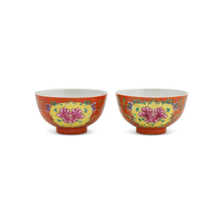TWO ENAMELLED CORAL-GROUND FAMILLE ROSE ‘PEONY’ BOWLS - Foto 3
