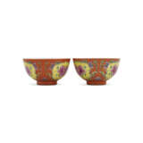TWO ENAMELLED CORAL-GROUND FAMILLE ROSE ‘PEONY’ BOWLS - фото 4