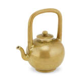 A GILT-ENAMELLED EWER AND COVER - Foto 5