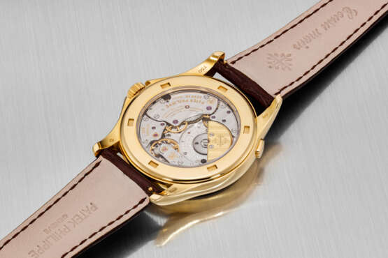 PATEK PHILIPPE. A RARE AND ATTRACTIVE 18K GOLD AUTOMATIC WORLD TIME WRISTWATCH WITH CLOISONNE ENAMEL DIAL - photo 4