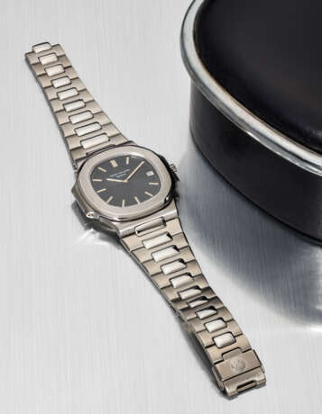 PATEK PHILIPPE. A VERY RARE AND EARLY STAINLESS STEEL AUTOMATIC WRISTWATCH WITH DATE AND BRACELET - Foto 2