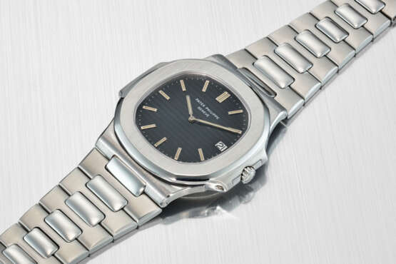 PATEK PHILIPPE. A VERY RARE AND EARLY STAINLESS STEEL AUTOMATIC WRISTWATCH WITH DATE AND BRACELET - photo 3