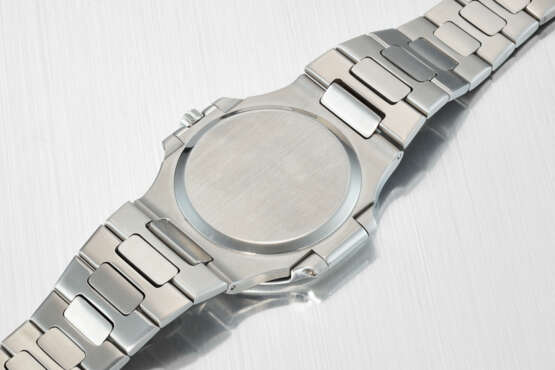 PATEK PHILIPPE. A VERY RARE AND EARLY STAINLESS STEEL AUTOMATIC WRISTWATCH WITH DATE AND BRACELET - photo 4