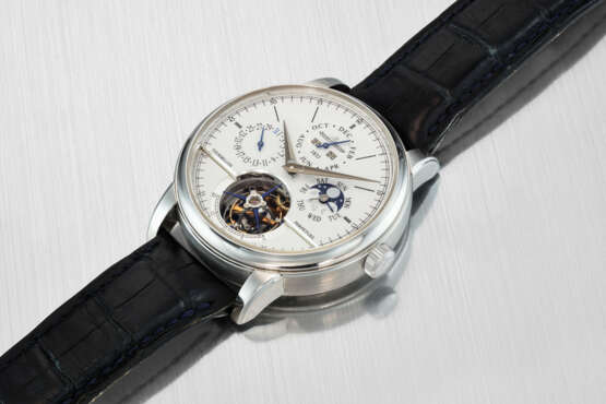 JAEGER-LECOULTRE. AN ATTRACTIVE AND ELEGANT PLATINUM AUTOMATIC PERPETUAL CALENDAR TOURBILLON WRISTWATCH WITH MOON PHASES AND YEAR INDICATION - Foto 3