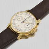 PATEK PHILIPPE. A VERY RARE 18K GOLD CHRONOGRAPH WRISTWATCH WITH SPIDER LUGS - photo 3
