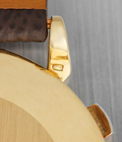 PATEK PHILIPPE. A VERY RARE 18K GOLD CHRONOGRAPH WRISTWATCH WITH SPIDER LUGS - photo 6