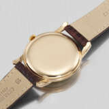 IWC. A RARE AND HIGHLY ATTRACTIVE 18K PINK GOLD WRISTWATCH WITH SWEEP CENTRE SECONDS AND CLOISONN&#201; ENAMEL DIAL - Foto 4