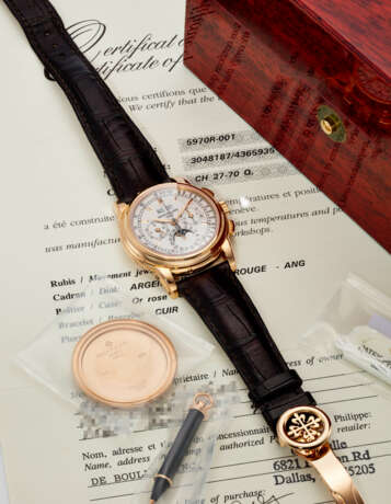 PATEK PHILIPPE. A VERY RARE AND COVETED 18K PINK GOLD PERPETUAL CALENDAR CHRONOGRAPH WRISTWATCH WITH MOON PHASES, 24 HOUR AND LEAP YEAR INDICATION - Foto 2