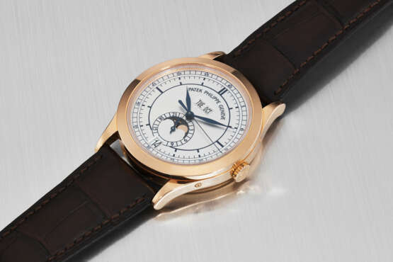 PATEK PHILIPPE. AN ATTRACTIVE 18K PINK GOLD AUTOMATIC ANNUAL CALENDAR WRISTWATCH WITH SWEEP CENTRE SECONDS, MOON PHASES AND 24-HOUR INDICATION - Foto 3