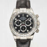 ROLEX. A RARE AND HIGHLY ATTRACTIVE 18K WHITE GOLD AND BAGUETTE DIAMOND-SET AUTOMATIC CHRONOGRAPH WRISTWATCH - Foto 1