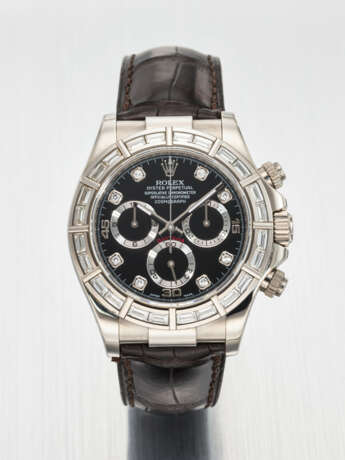 ROLEX. A RARE AND HIGHLY ATTRACTIVE 18K WHITE GOLD AND BAGUETTE DIAMOND-SET AUTOMATIC CHRONOGRAPH WRISTWATCH - Foto 1